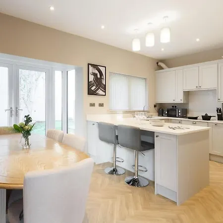 Ridge Court House - 6 Bedrooms - 5 Bathrooms - Sleeps 12 Leeds (West Yorkshire)
