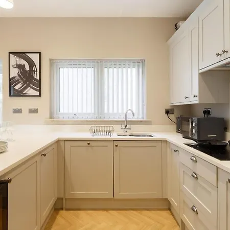 Ridge Court House - 6 Bedrooms - 5 Bathrooms - Sleeps 12 Holiday home *