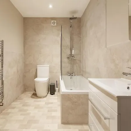 Ridge Court House - 6 Bedrooms - 5 Bathrooms - Sleeps 12 Leeds (West Yorkshire)