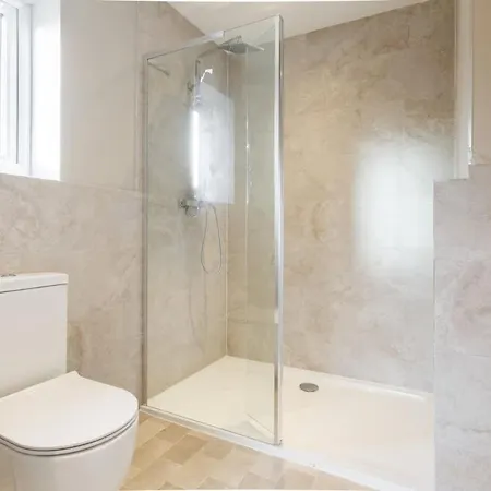 Holiday home Ridge Court House - 6 Bedrooms - 5 Bathrooms - Sleeps 12 *