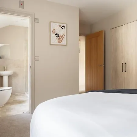 Ridge Court House - 6 Bedrooms - 5 Bathrooms - Sleeps 12 Leeds (West Yorkshire)