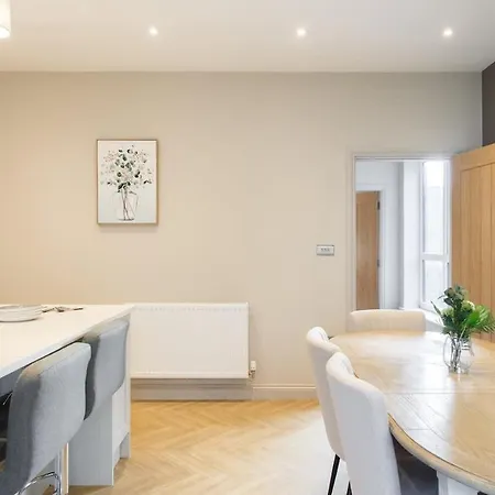 Holiday home Ridge Court House - 6 Bedrooms - 5 Bathrooms - Sleeps 12 *