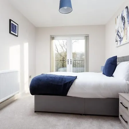 Ridge Court House - 6 Bedrooms - 5 Bathrooms - Sleeps 12 * Leeds (West Yorkshire)