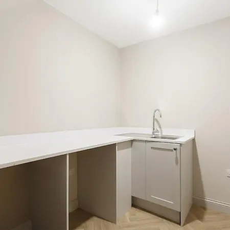 Ridge Court House - 6 Bedrooms - 5 Bathrooms - Sleeps 12 * Leeds (West Yorkshire)